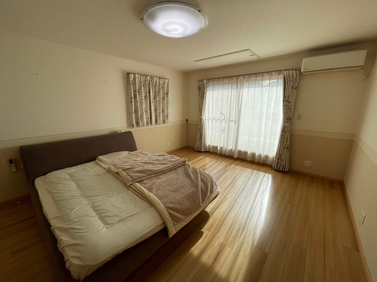 約10帖の2階洋間です。寝室としてご使用される際も大きなベッドやセミダブルベッドを2つ設置しても十分な広さです。