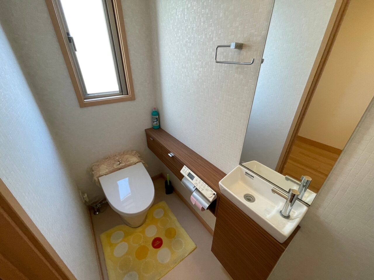 階段ホールから1階のトイレに行けます。人気のタンクレス、収納棚もしっかりあるので物が少ないスッキリとしたトイレを維持できます。