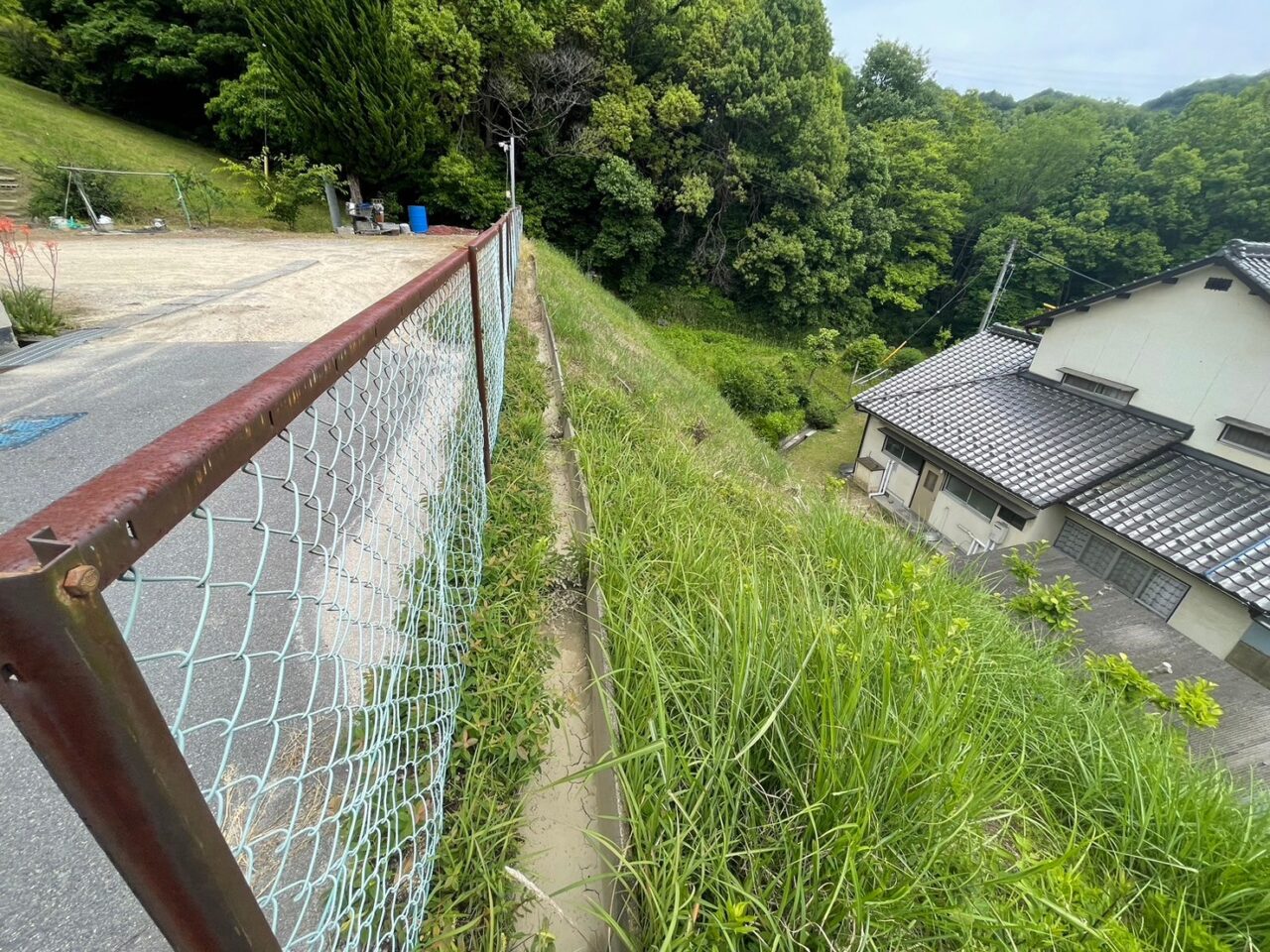 南側に斜面があります、ここも売買対象地になります