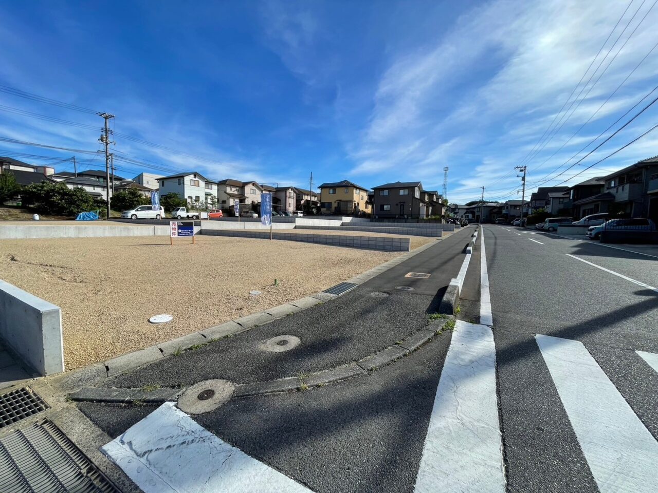 道路は北側と東側に走っています。西へ約100mほどの場所には「小川北公園」があり、お子さまの遊び場にも最適です。