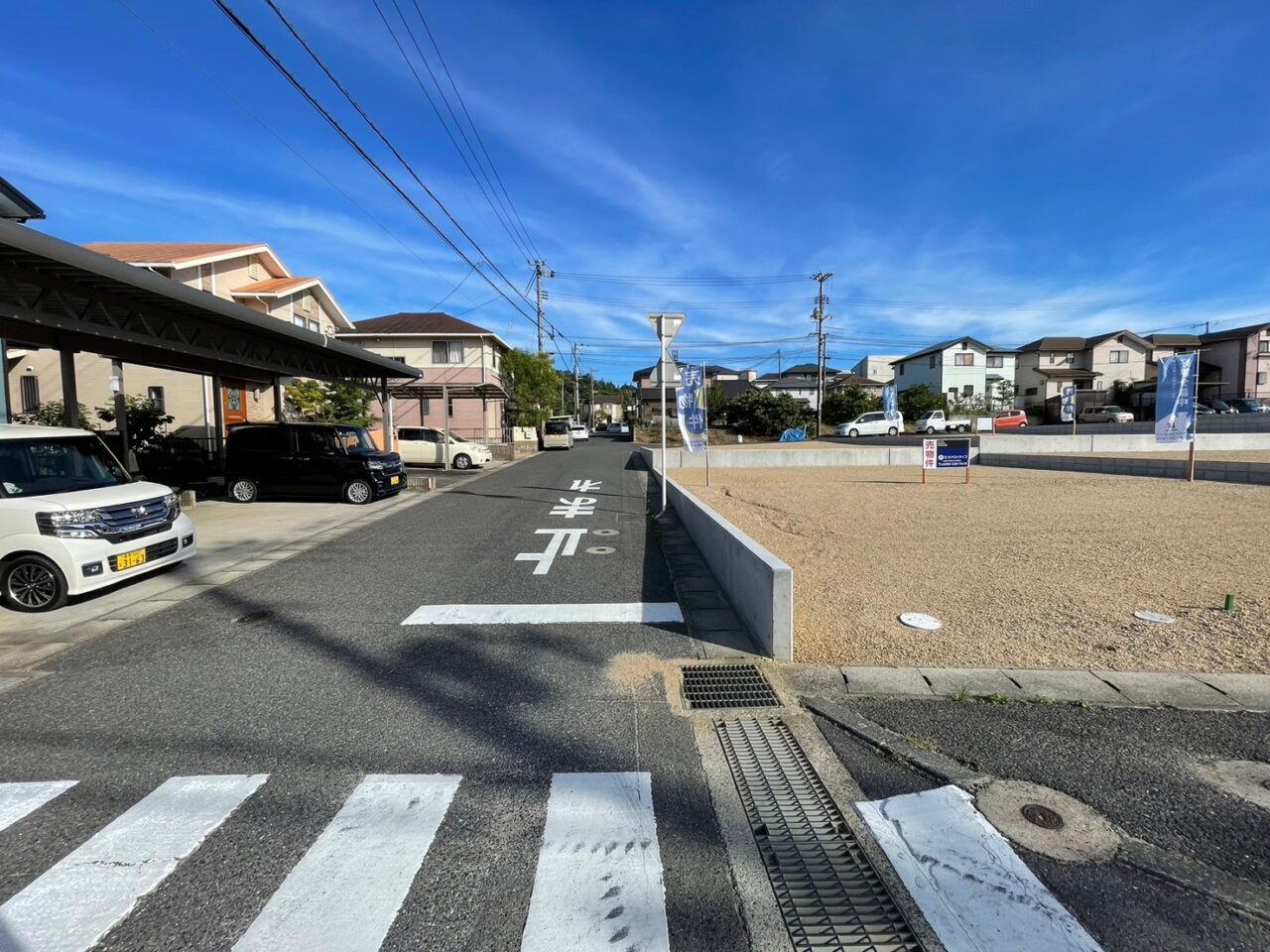 南北に延びる東側道路。