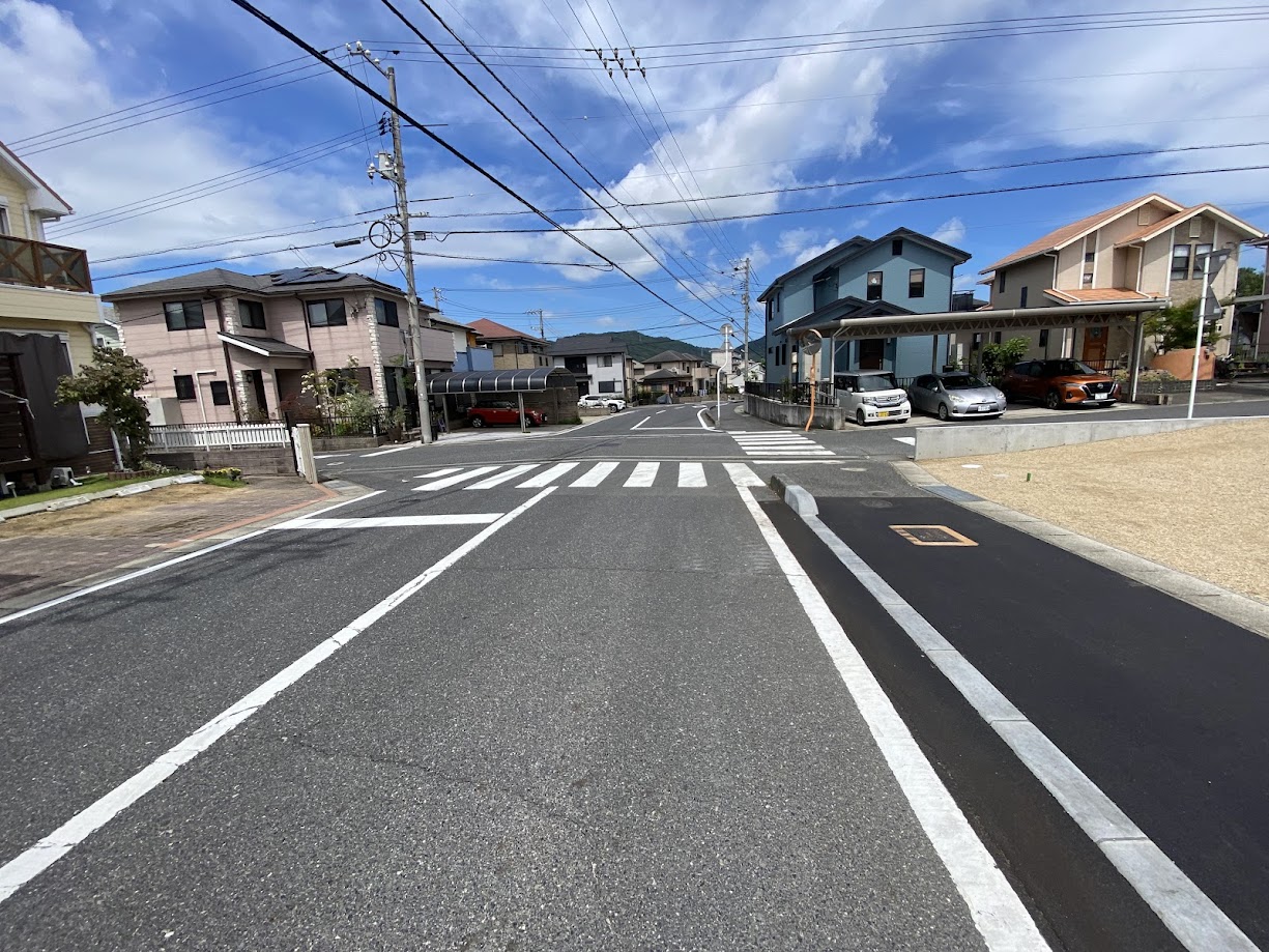 東西に走る北側道路は２車線で歩道も確保されており、車での通勤やお子さまの通学も安心。