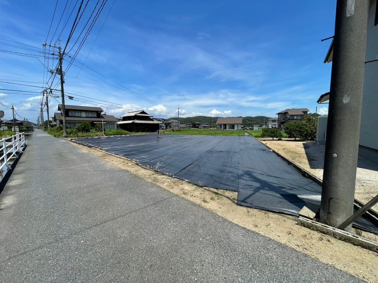 土地面積は約150坪と広々。車2台を停められるガレージと庭が付いた住まいも十分に建てられます。