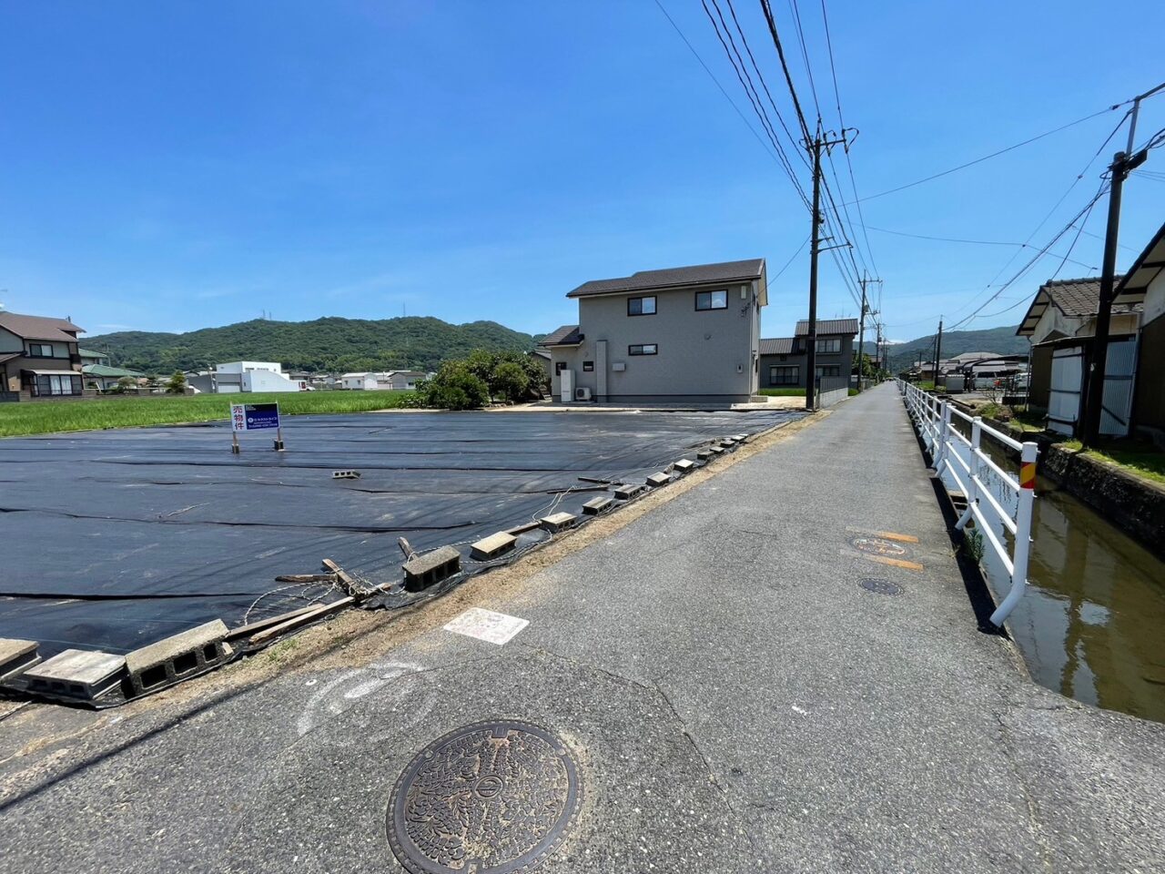 倉敷市南部の風光明媚なロケーション。東側には緑豊かな山々を望めます。