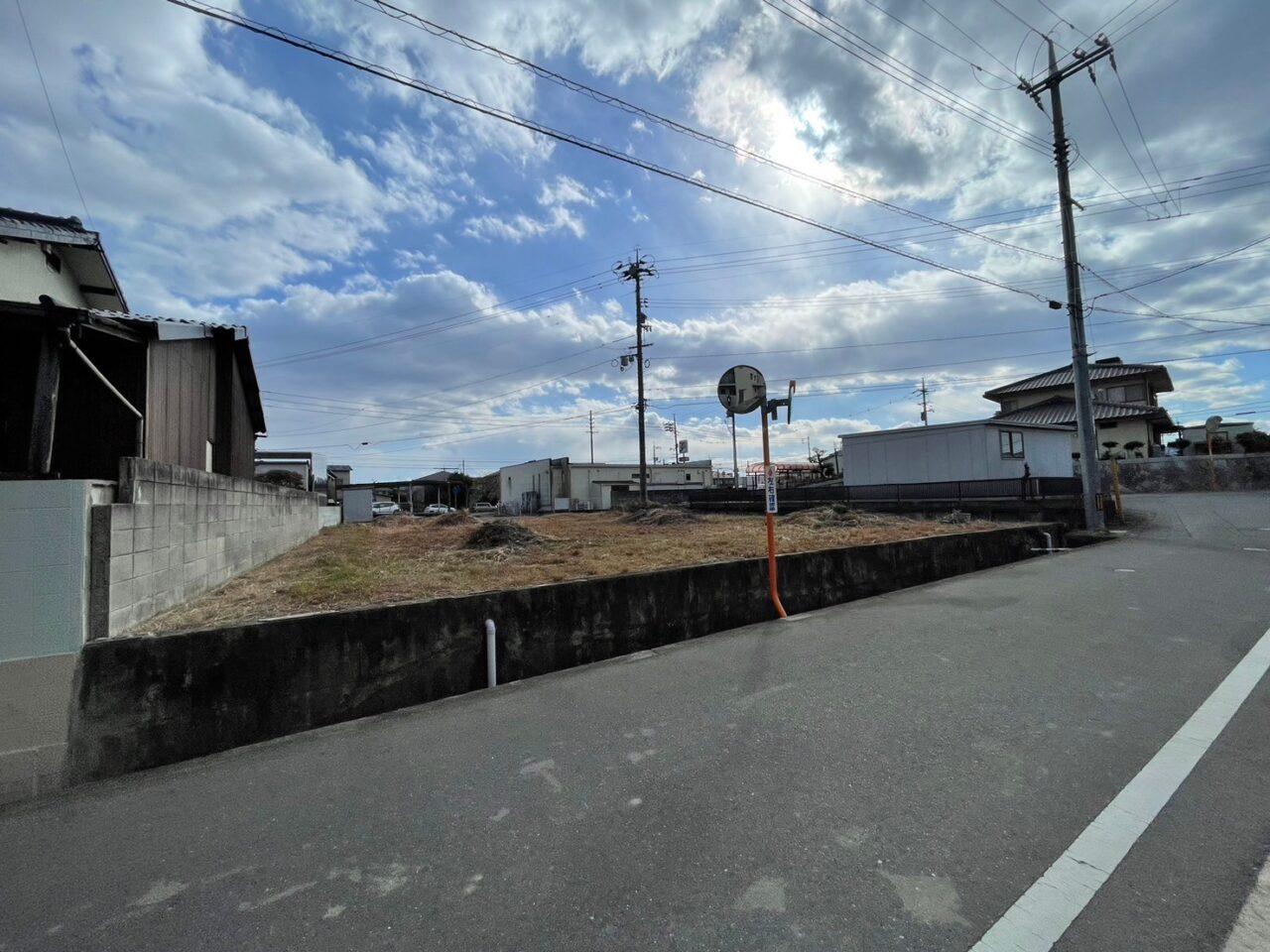 南と北の両面が道路に面しており、風通しと採光に優れた立地も魅力。開放感のある住まいをお求めの方にも最適です。