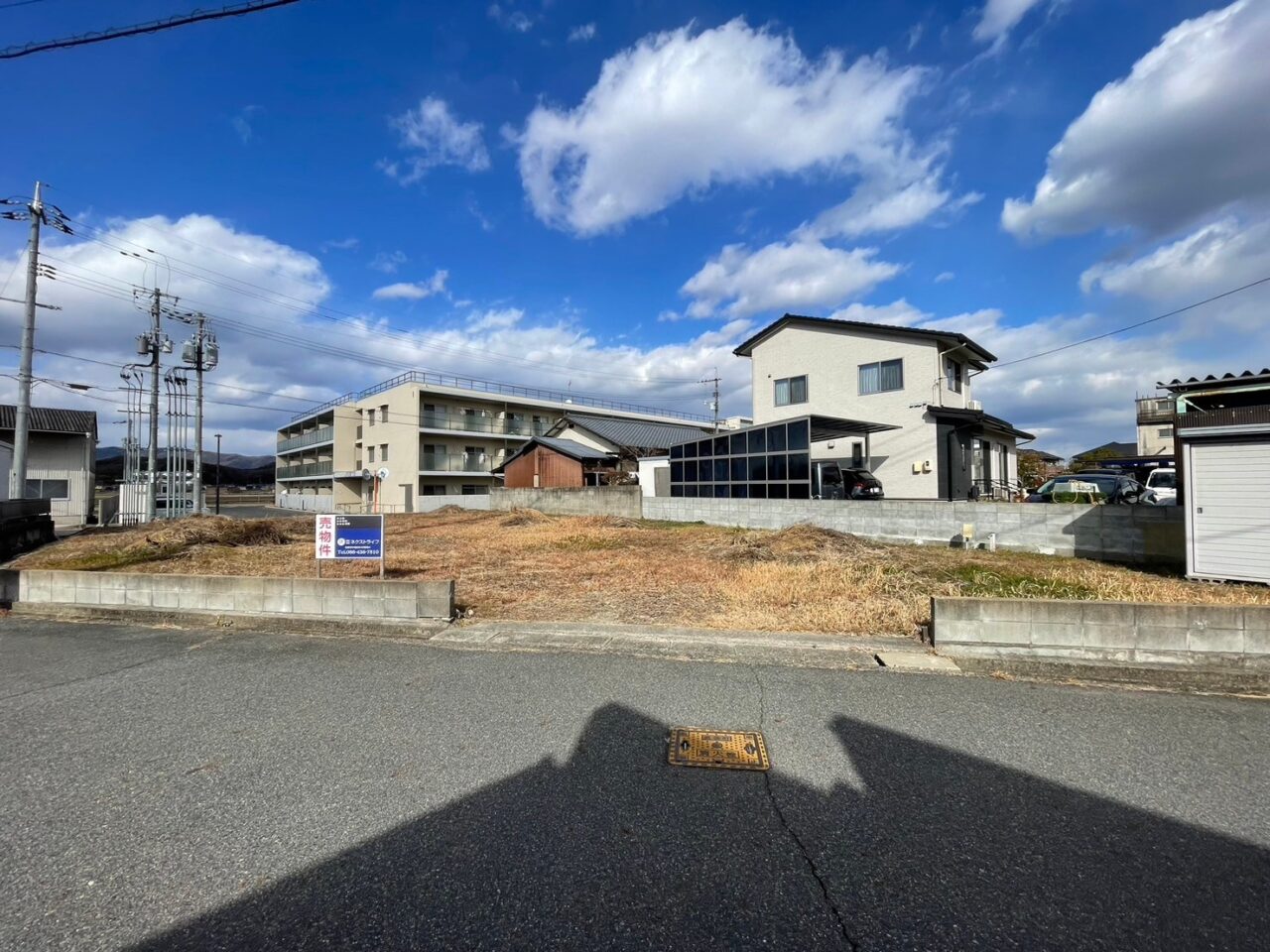 約120坪のゆとりある土地で、今人気の平屋を建てるのにもぴったり！一般的な平屋の敷地面積が30～50坪と言われる中、この土地なら十分な広さがあるので、暮らしやすい理想の広々平屋が実現！また、広い庭で家庭菜園ができたり、複数台停められる駐車場や車庫も作れます！