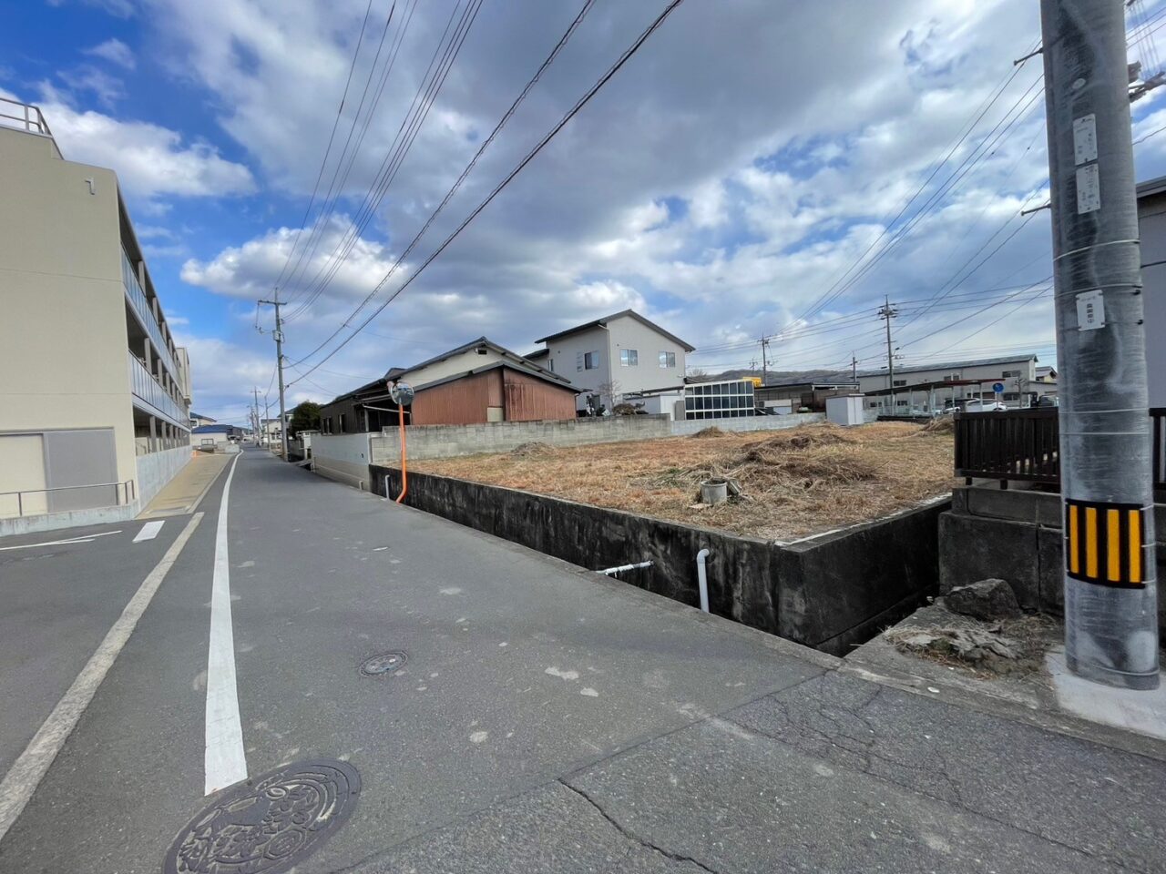 かつては浸水被害を受けたエリアですが、現在は歩道を備えた堤防や新川辺橋といった防災関連施設の整備が進み安全性が向上！より安心して暮らせる地域へと発展しています！ハザードマップの確認や最新の防災対策についてもご相談ください！