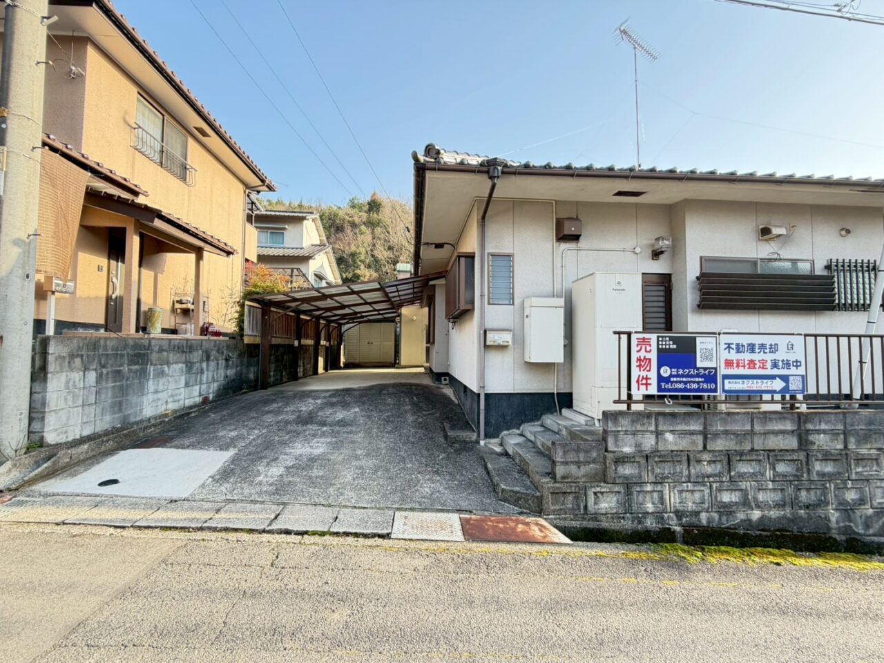 カーポートには縦列で2〜3台駐車できます。