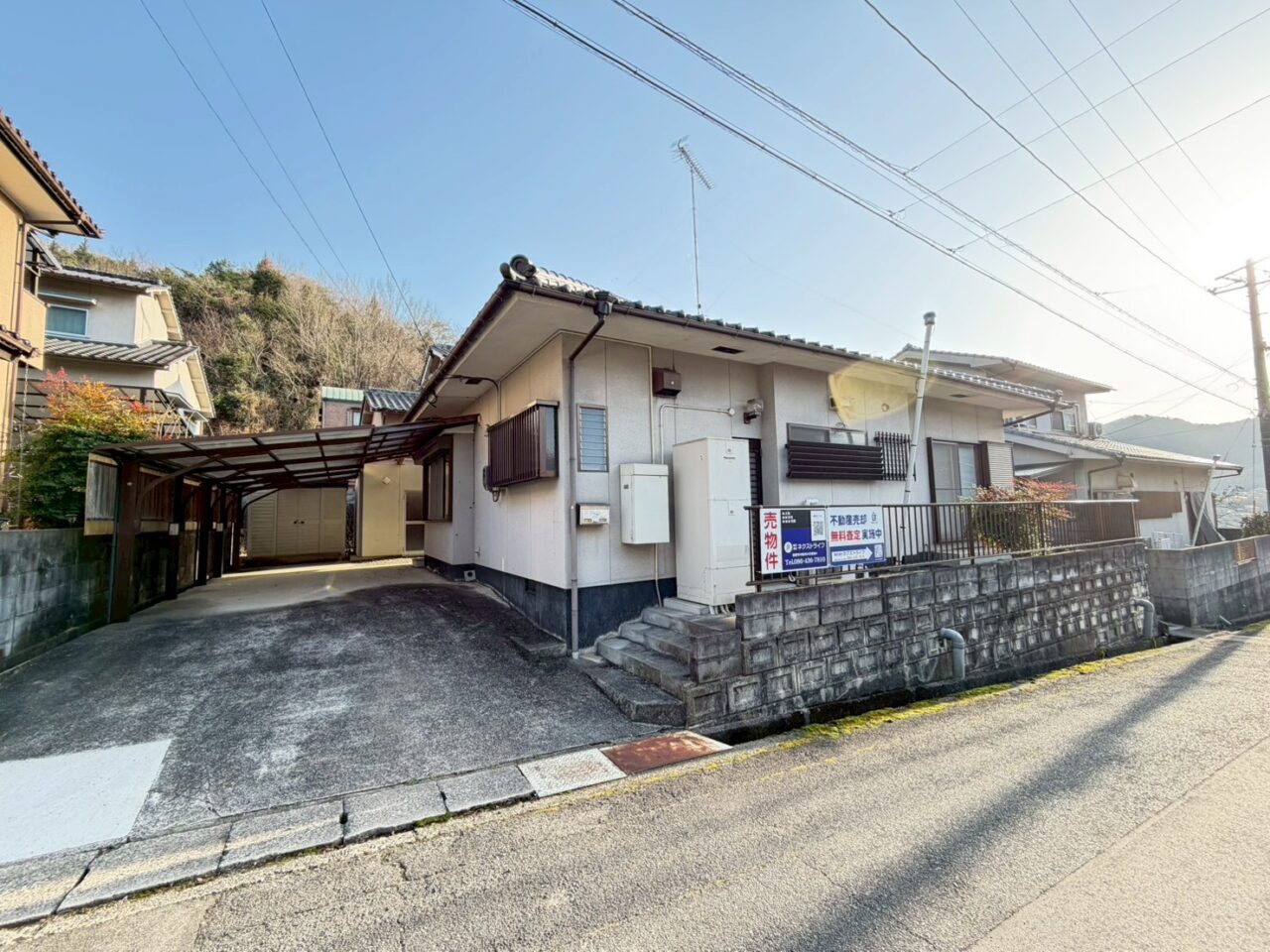 カーポートの奥に倉庫があり、キャンプギアや自転車の収納にもぴったり。アウトドア好きなご家族にはまさに理想的な備え付きの住まいです。