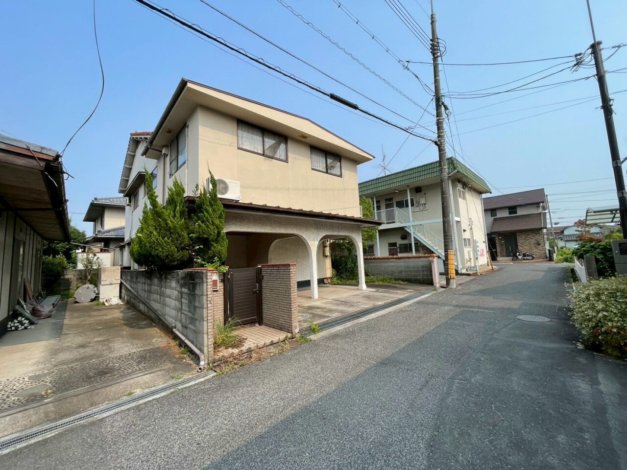 前面道路は車通りが少なく、落ち着いた雰囲気の住宅街。すぐ近くにスーパーや飲食店などの商業施設もそろい、子育て世代にとって暮らしやすい環境が整っています。