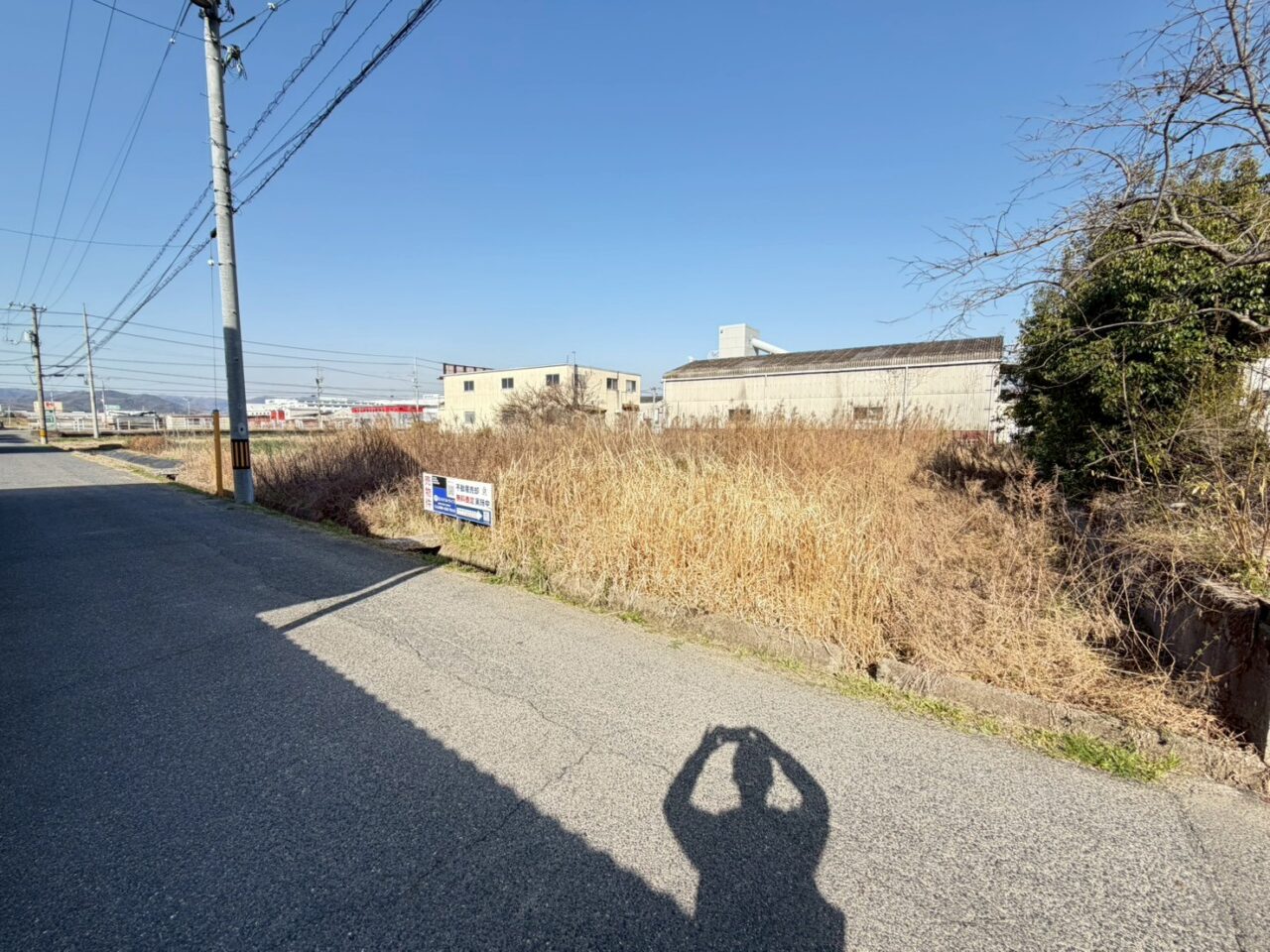 周囲には住宅や工場が点在する混在エリア。事務所やアパート建設を前提とすれば、周辺環境に適した土地活用が可能。ニーズと立地特性を見極めた上で、有効に活用できる土地です。