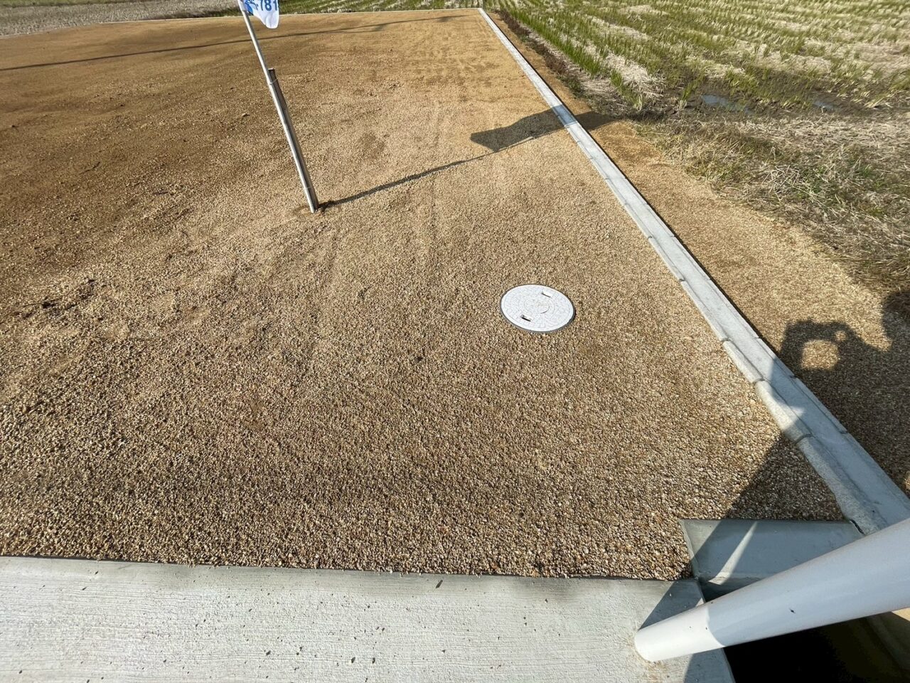 三方を田んぼに囲まれた立地で、隣家との距離感も確保しやすい環境です。外構や建物配置の自由度も高く、理想の住まいづくりが実現しやすい条件が揃っています。