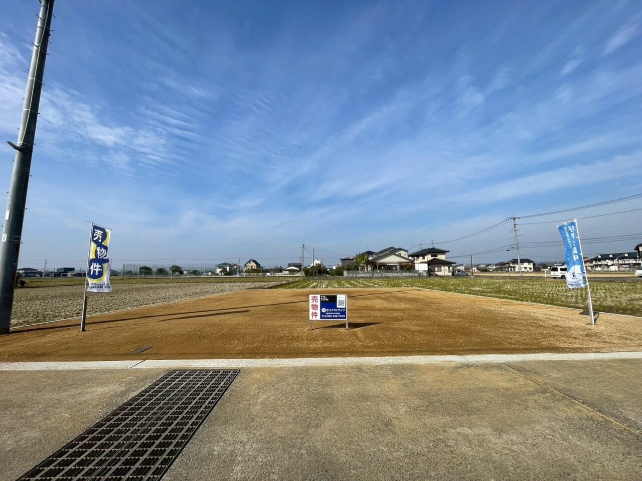 見渡すかぎりに広がる空と田んぼに囲まれた土地。平屋として家屋を50坪以上確保しても、2台以上の駐車スペースや庭なども十分に確保でき、家族の理想を詰め込める余白があります。