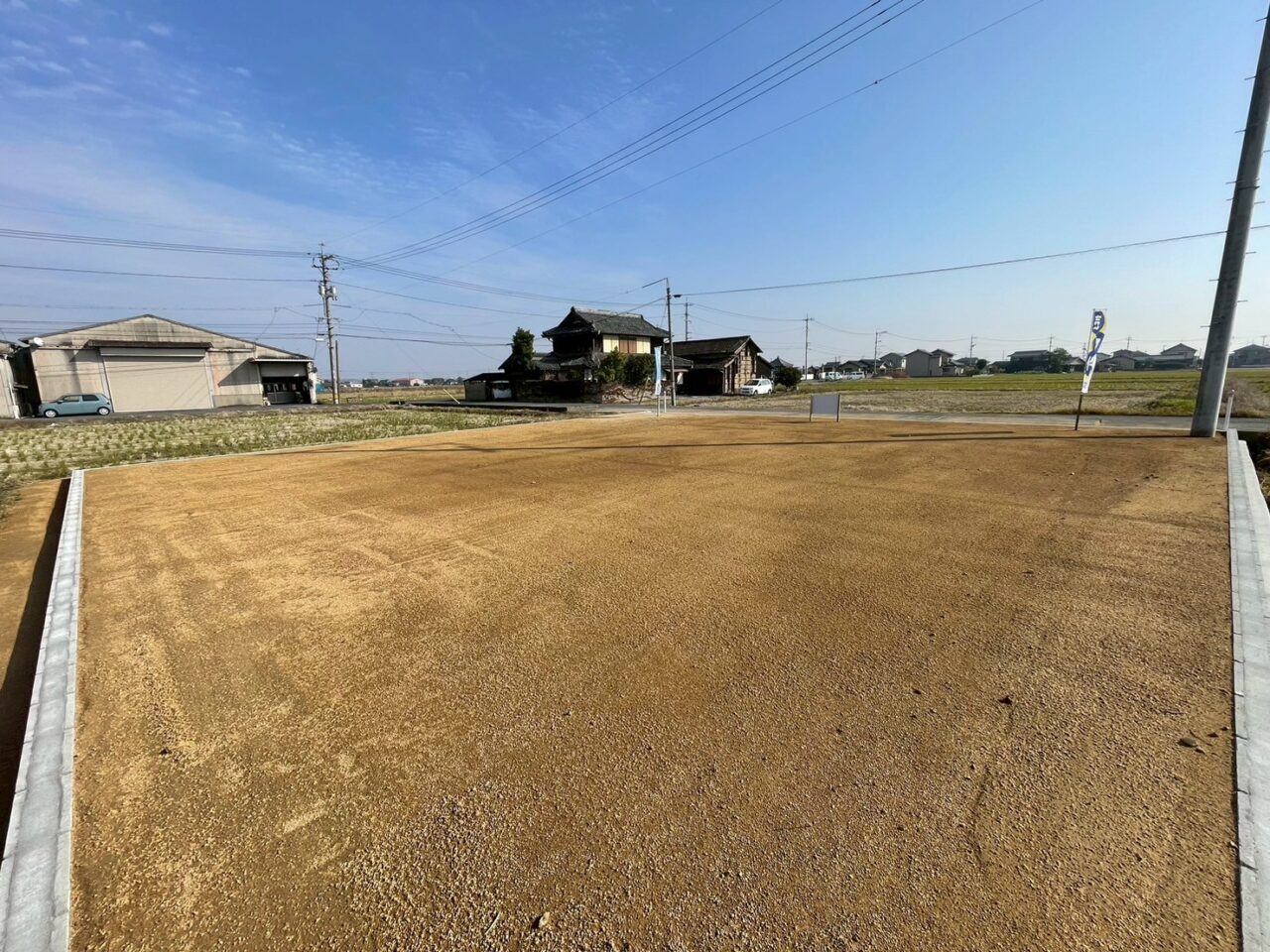 遮るものが少ない南側には、たっぷりの陽射しと田園風景が広がります。洗濯物もよく乾き、ガーデニングや家庭菜園も楽しめる環境です。