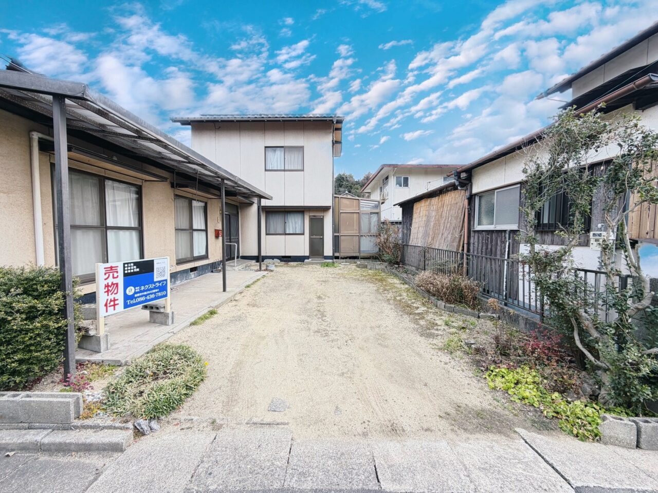 普通車1台がゆったり駐車できるスペースあり。増築部分を解体し、平屋主体の住まいにすれば、さらに駐車場や庭としての活用も可能です。