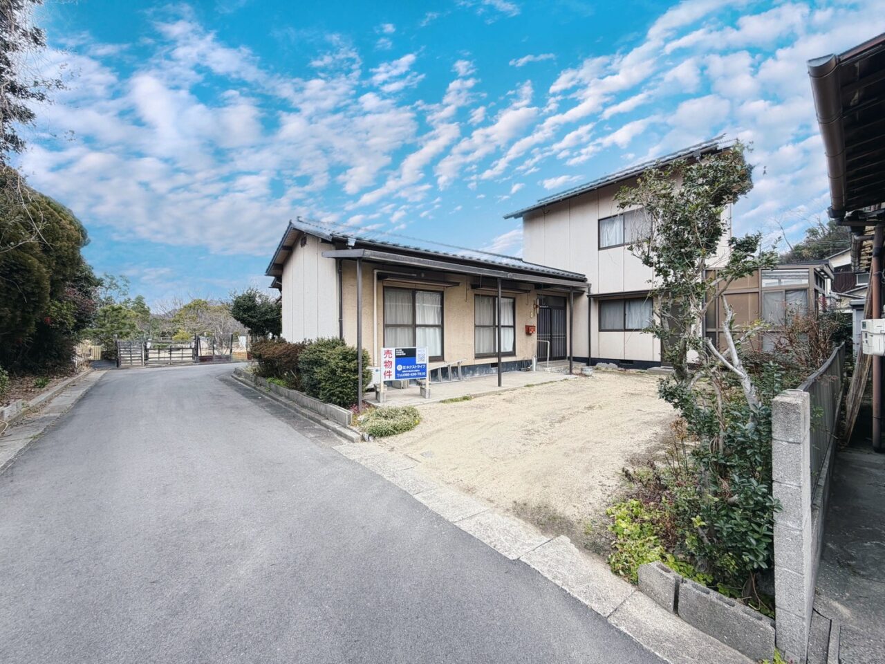 角地で日当たり・風通しも良好。高台ならではの見晴らしの良さも魅力で、日々の暮らしに穏やかな明るさをもたらします。周囲は団地内の静かな住宅街で、子育て世帯や単身者にも適した環境です。