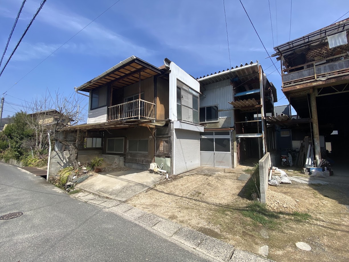 【玉野市長尾】お求め易い価格な倉庫付き土地！現状渡し！