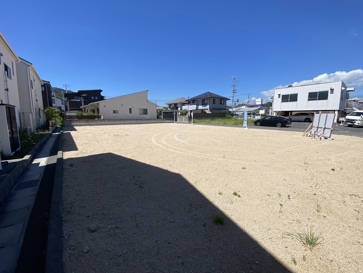 味野小学校・味野中学校まで徒歩約8分と、子育て世帯にとって安心できる距離感も魅力です。通学のしやすさと生活利便を両立できるこの立地は、長く暮らす住まいとしても高い価値があります。