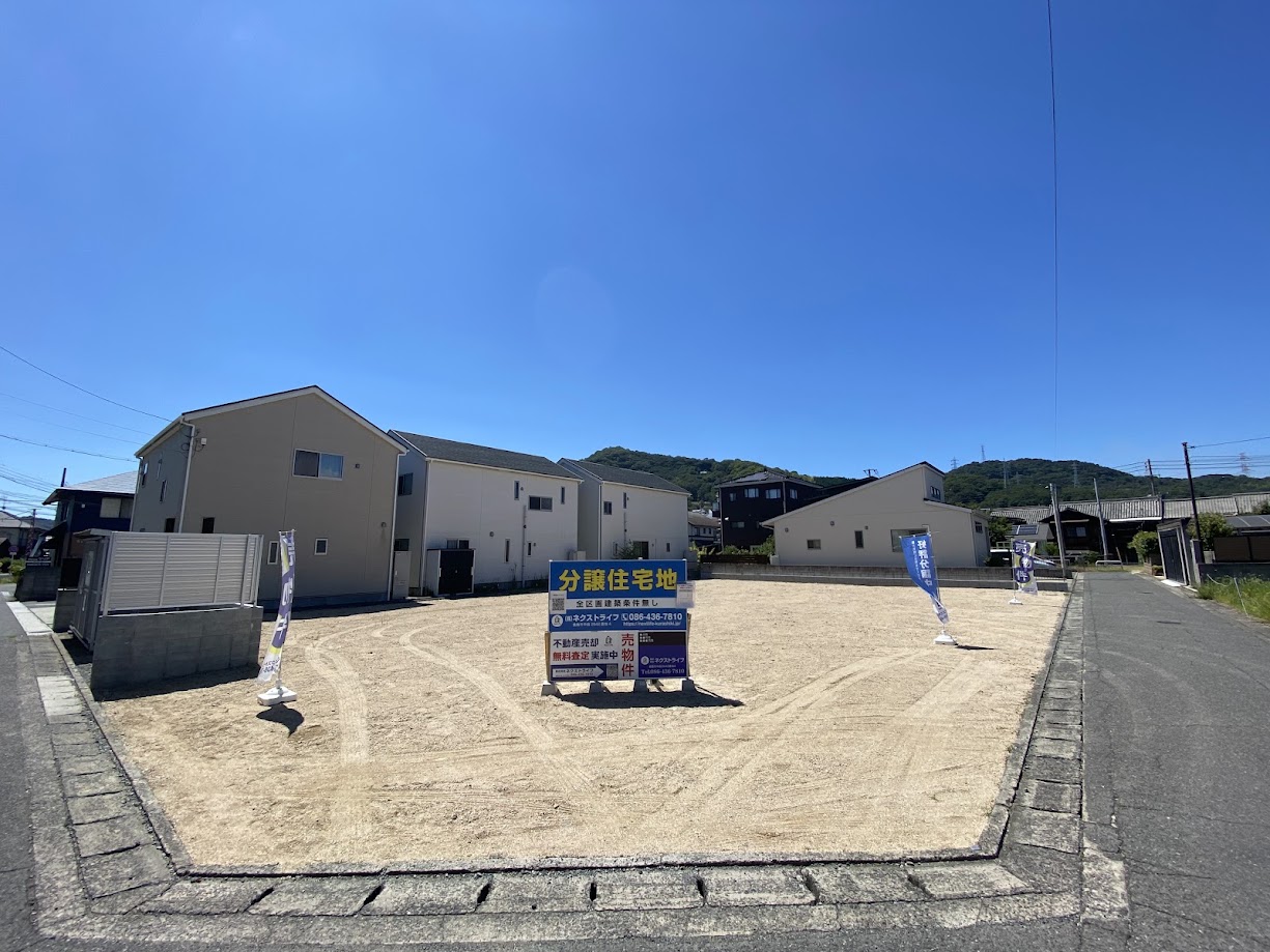 間口がしっかり確保されているため、駐車スペースやアプローチ設計の自由度も高く、理想の外構計画が実現しやすい土地です。具体的なプランニングのご相談にも対応いたします。