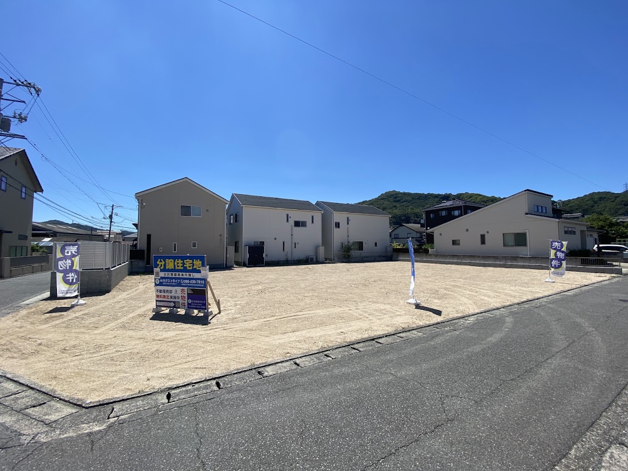 周囲は落ち着いた住宅街で、新旧の住宅がバランスよく並び、地域に自然となじむ住環境です。生活利便施設が身近にありながら、穏やかな日常を過ごせる立地は、子育て世帯にとっても安心材料となります。