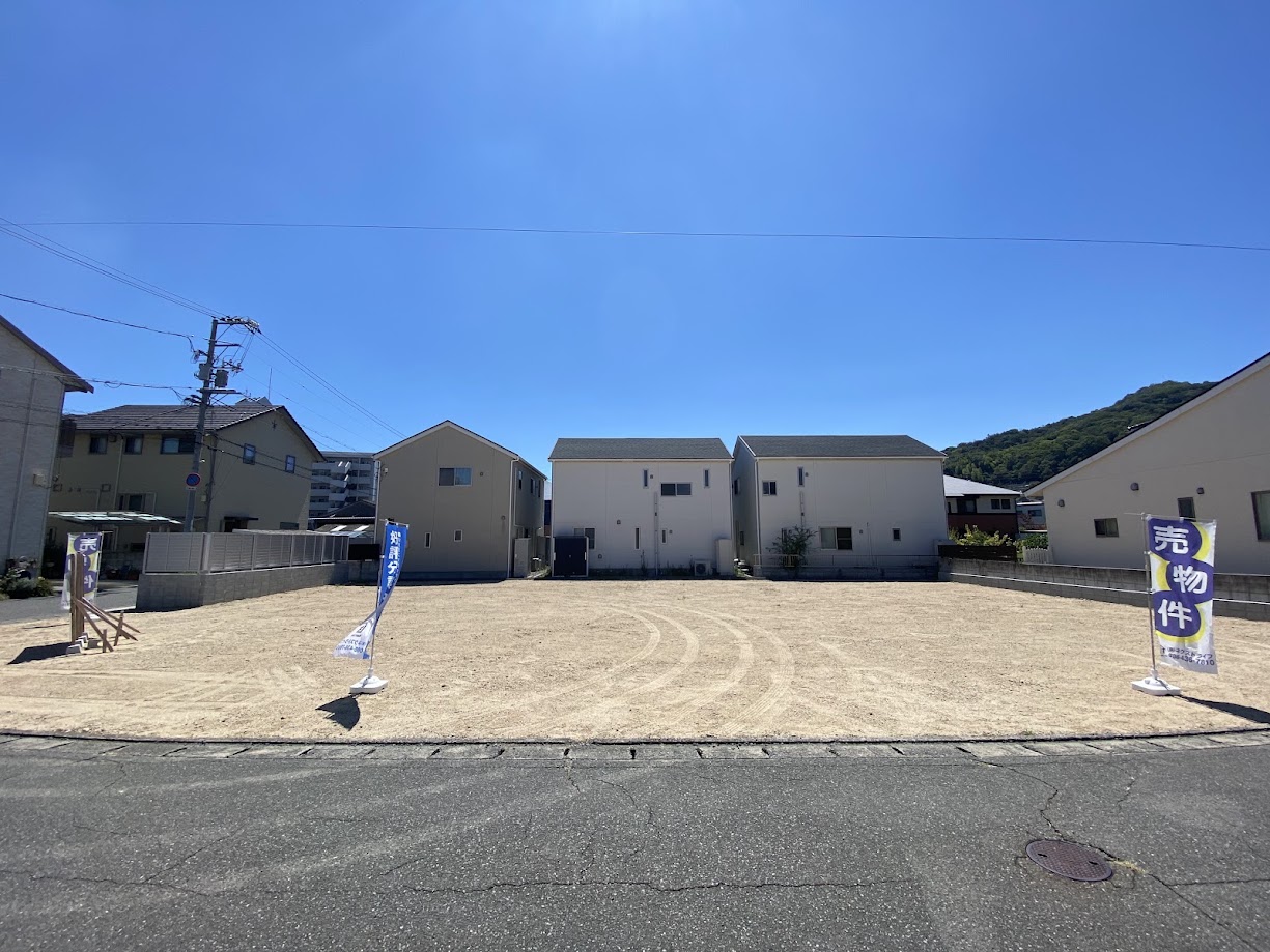 整った区画と十分な敷地面積により、建物配置の自由度が高く、理想の住まいを形にしやすい土地です。ネクストライフでは住宅会社出身スタッフが在籍しており、間取りやリフォームまで含めた具体的なご提案が可能。安心して一歩を踏み出していただけます。