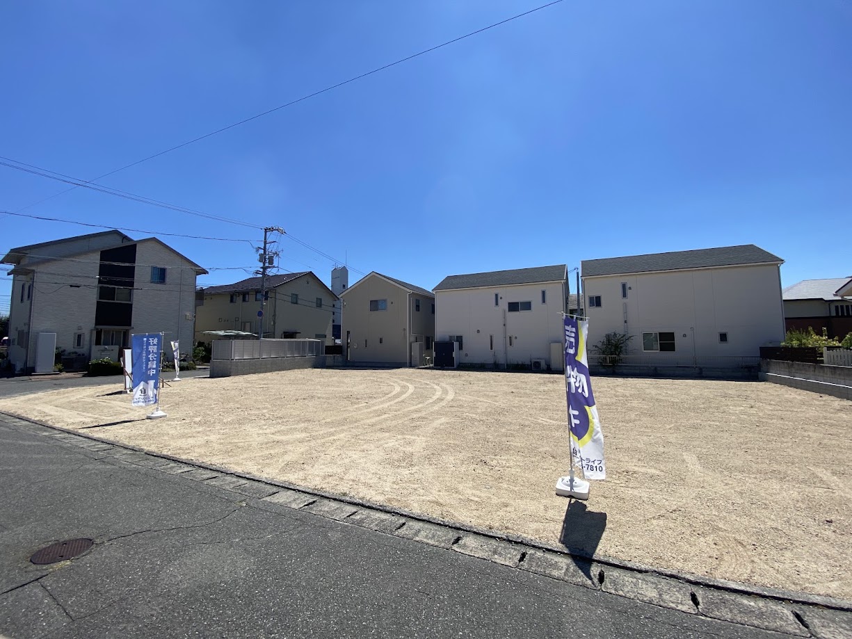 視界が抜けており、圧迫感のない開放的な立地。利便性の高いエリアでありながら、このゆとりはなかなか出会えない条件です。