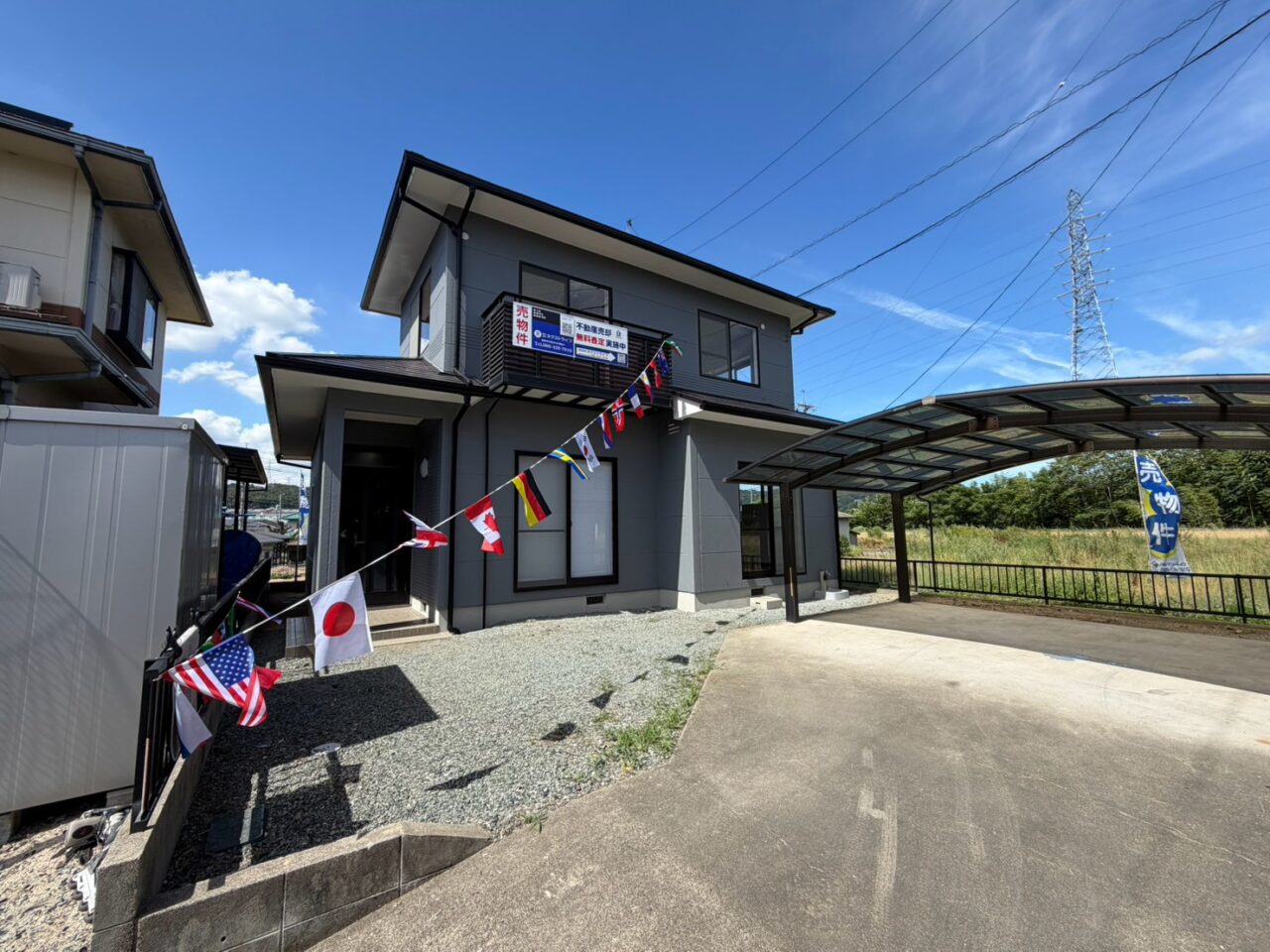 外壁塗装・屋根の塗り替えまで行われた、フルリフォーム済の中古住宅です。落ち着いた住宅地にありながら、敷地内にはゆとりある駐車スペースも確保。新築より予算を抑えつつ、気持ちよく新生活を始めたい方におすすめです。